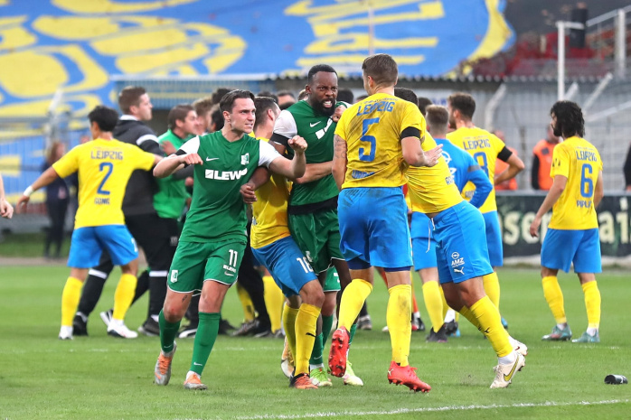 Rangelei zwischen den beiden Mannschaften nach Abpfiff. Lucas Surek (11, Chemie) mit erhobenen Fäusten und Manasse Eshele (14, Chemie) gehen auf David Urban (5, Lok Leipzig) los. Foto: Jan Kaefer
