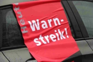 Fahne mit der Aufschrift Warnstreik.