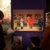 Bilderausstellung und Besucher.