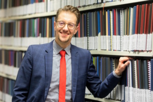 Prof. Dr. Sven Stollfuß ist Professor für Medienwandel mit Schwerpunkt Buchkultur und digitale Publikationen. Foto: Swen Reichhold/Universität Leipzig