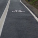 Asphalt mit Radwegmarkierung.