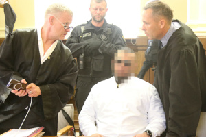 Angeklagter und Anwälte. Foto: Böhme